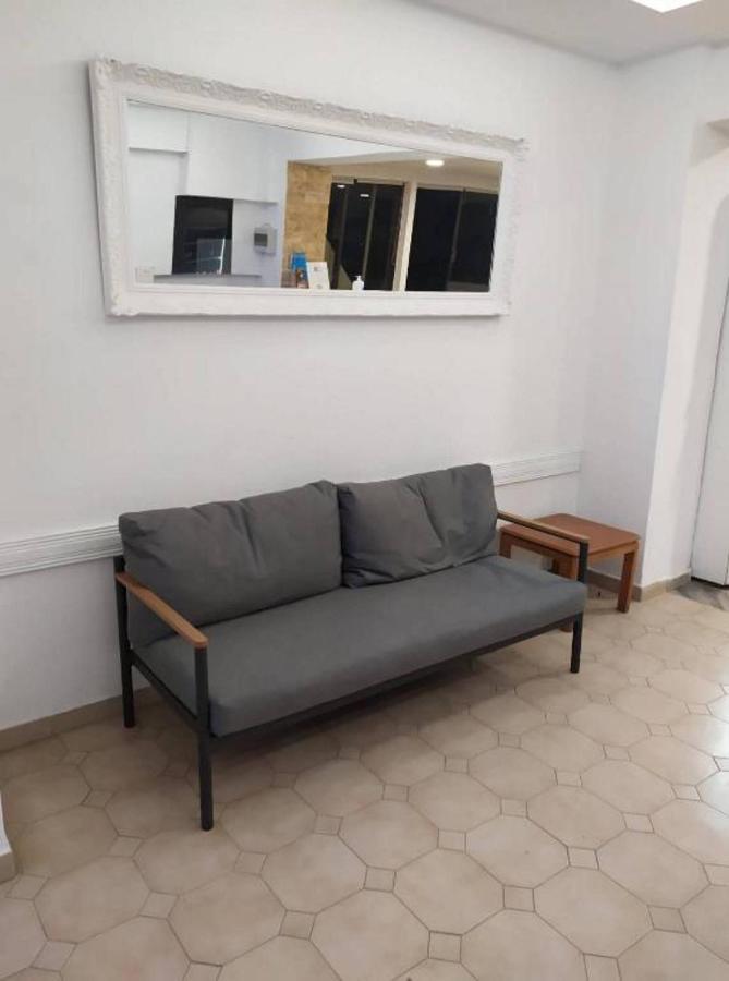 Butterfly Studios, פליראקי מראה חיצוני תמונה
