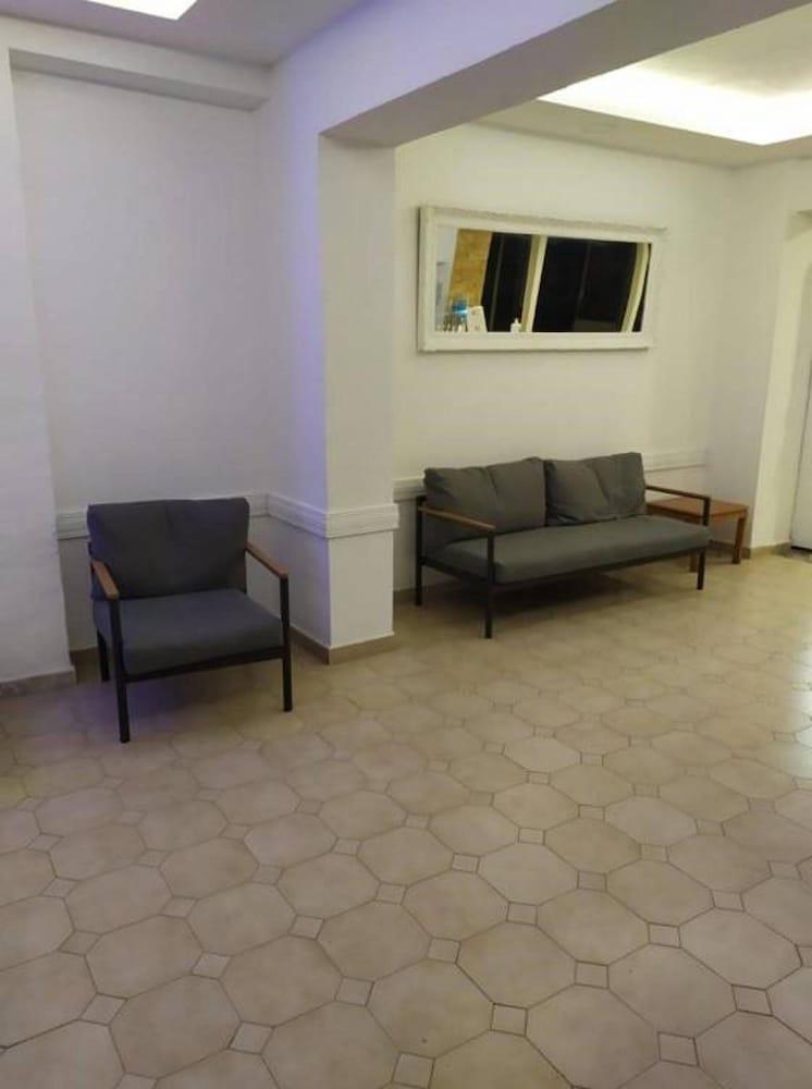 Butterfly Studios, פליראקי מראה חיצוני תמונה