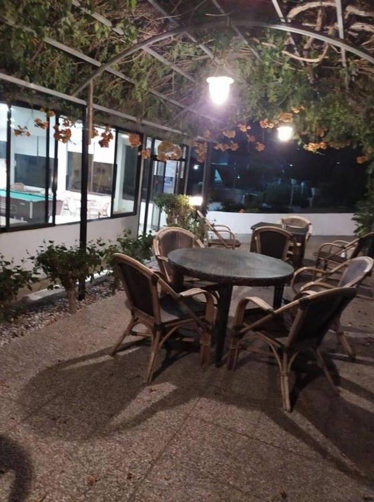 Butterfly Studios, פליראקי מראה חיצוני תמונה