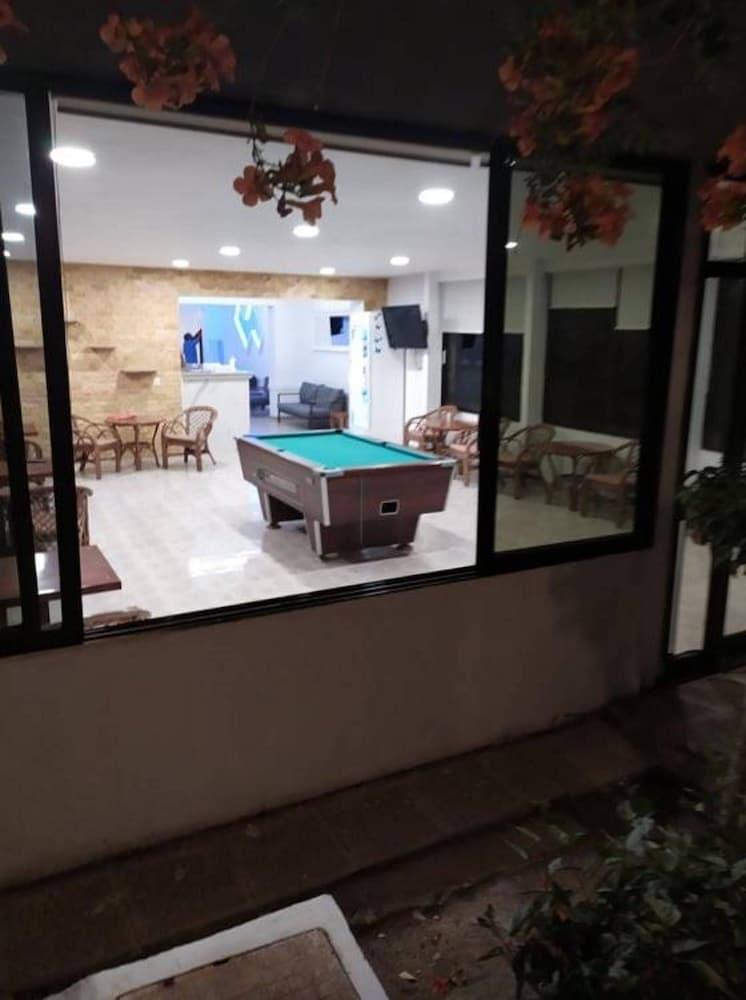 Butterfly Studios, פליראקי מראה חיצוני תמונה